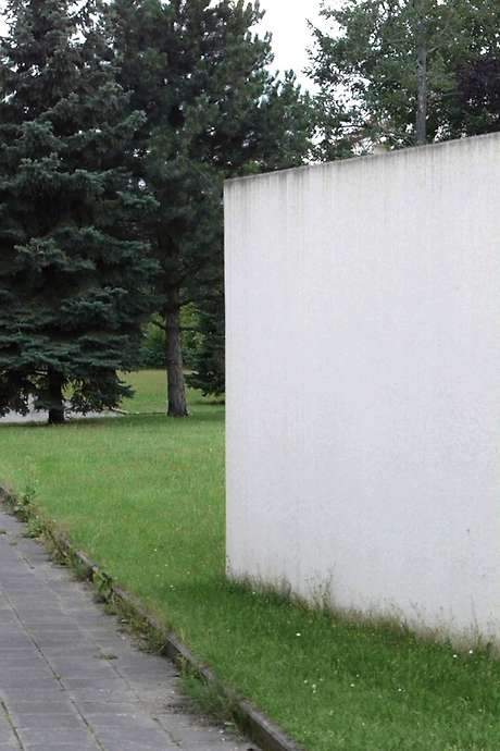 The film explores three locations in Nuremberg, Germany, each deeply affected by the racist murders carried out by the NSU far-right terrorist group between 2000 and 2005. Through a disorienting visual style, with its camera frequently tilting and shifting, it examines the lingering impact of these crimes and the memory of those lost.